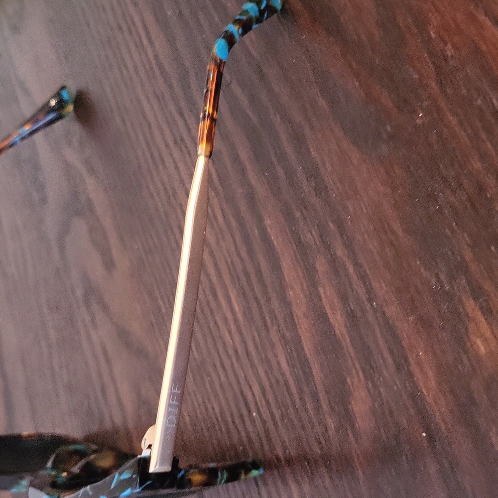 Diff Sunglasses With Diff Case - image 4